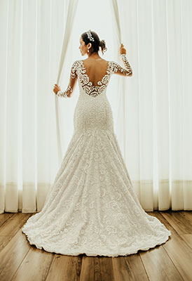 Rückenfreies Brautkleid mit Spitze Rückenfreies Brautkleid mit Spitze