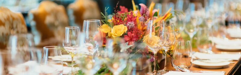 Tischblumen bei der Hochzeit