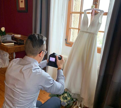 Hochzeitsfotograf fotografiert Brautkleid