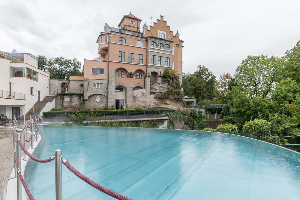 Schlossansicht und Blick über den Pool