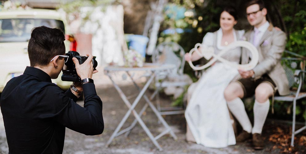 Brautpaar in Tracht wird fotografiert Brautpaar in Tracht wird fotografiert