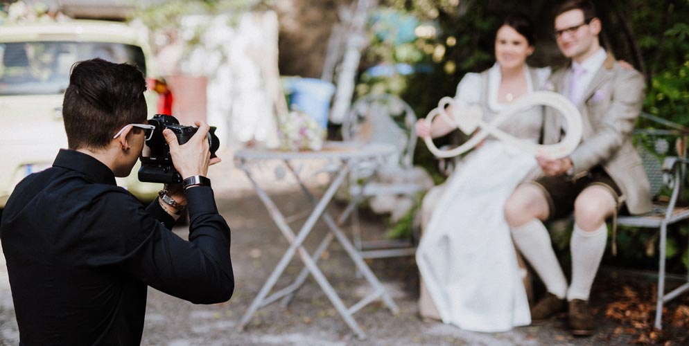 Brautpaar in Tracht wird fotografiert