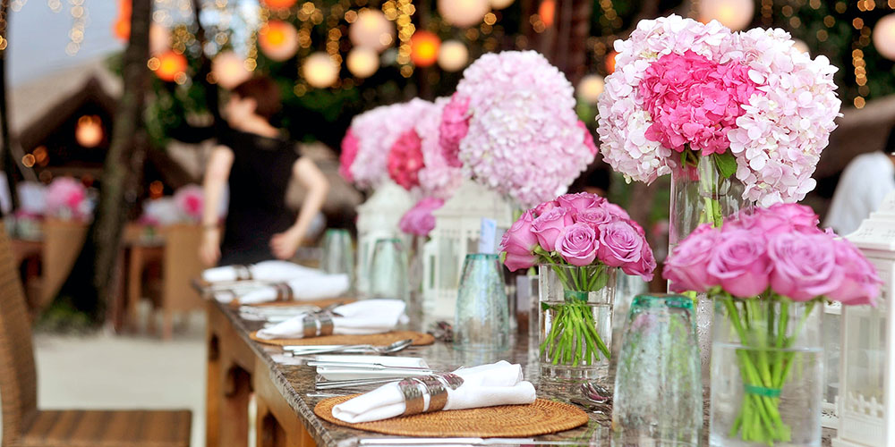Gestaltung eines Hochzeitstisch mit Blumen Gestaltung eines Hochzeitstisch
