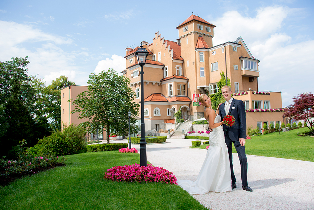 Brautpaar vor dem Schloss