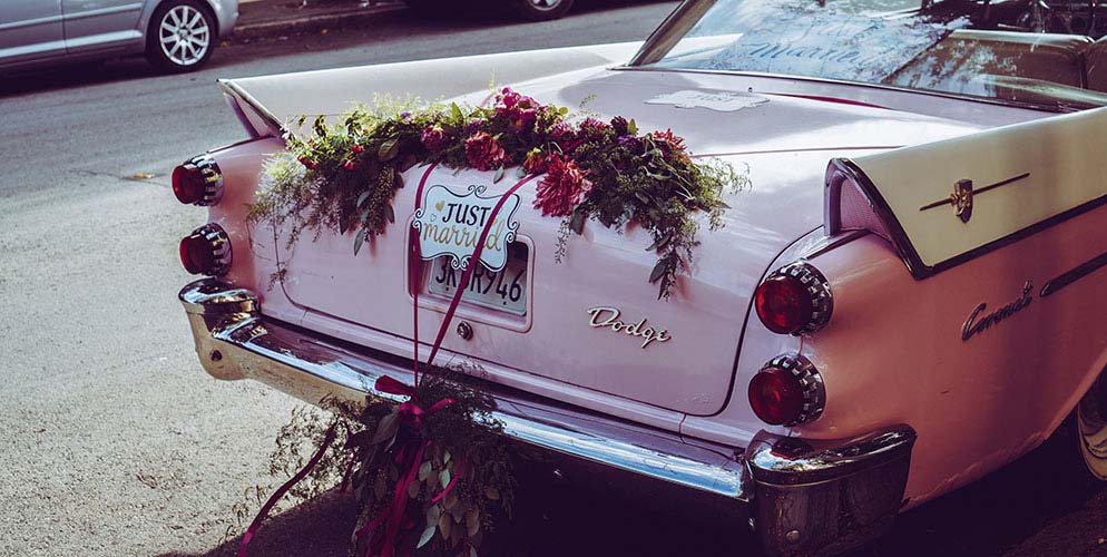 Dekorierter Oldtimer zur Hochzeit Dekorierter Oldtimer zur Hochzeit